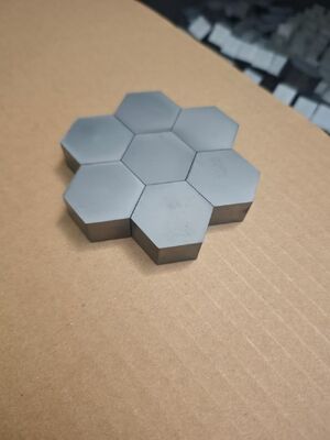 압력 소결 탄화규소 단일 곡면 방탄판 250x300mm NIJ 레벨 III+ 다중 타격 방탄 삽입재
